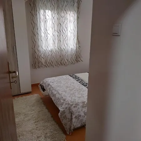 Apartment Helena Airport 1 דירה