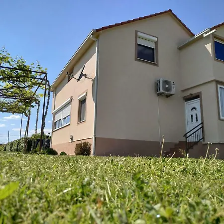 Apartment Helena Airport 1 דירה